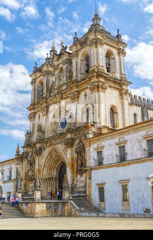 Facciata del romano gotico Monastero di Alcobaca o Mosteiro de Santa Maria de Alcobaca, patrimonio Unesco ad Alcobaca, Portogallo. Foto Stock