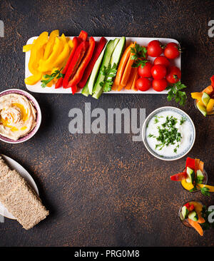 Spuntini salutari. Verdure e hummus Foto Stock