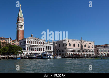 Piazza San Marco, la biblioteca, il Palazzo Ducale e il campanile nella città di Venezia, Italia. Foto Stock