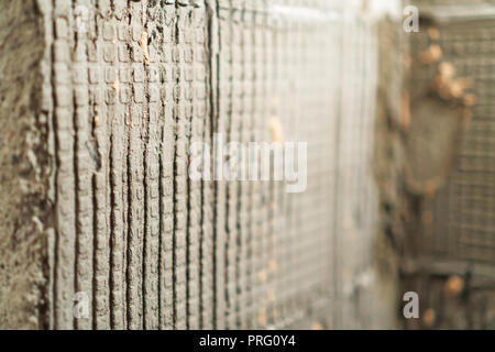 Preparazione di riparare il bagno. Rimozione di vecchie piastrelle. Foto Stock