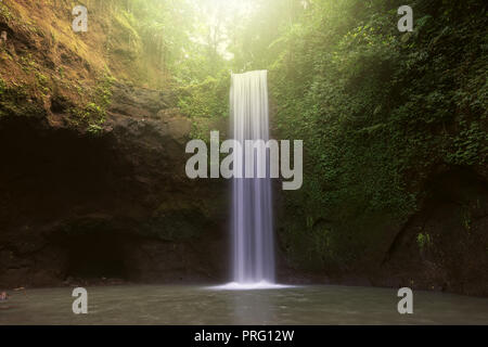 Sunbeam a cascata Tibumana in Bangli Bali Indonesia Foto Stock