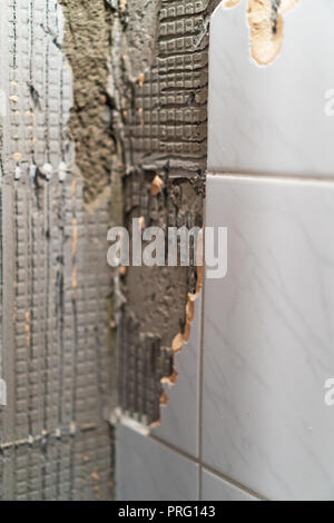 Preparazione di riparare il bagno. Rimozione di vecchie piastrelle. Foto Stock