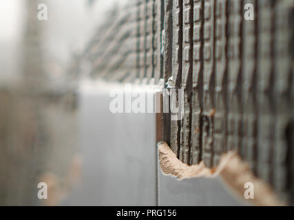 Preparazione di riparare il bagno. Rimozione di vecchie piastrelle. Foto Stock