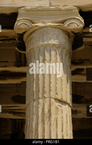 La Grecia. Atene. Acropoli. Eretteo. Tempio ionico che è stato costruito nel 421 A.C. da architetto ateniese mnesicle (Pericle età). Dettagli architettonici. Colonna e capitale. Foto Stock