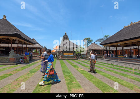 Bali, Indonesia - 15 Settembre 2018: i turisti a Puseh tempio, situato nel villaggio di Batuan. Si tratta di un tempio Balinese con interessanti sculture in pietra & s Foto Stock