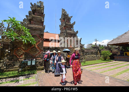 Bali, Indonesia - 15 Settembre 2018: i turisti a Puseh tempio, situato nel villaggio di Batuan. Si tratta di un tempio Balinese con interessanti sculture in pietra & s Foto Stock