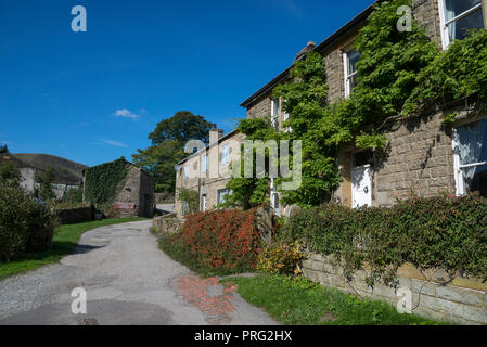 Cottage in pietra a Barber Booth vicino a Edale nel parco nazionale di Peak District, Inghilterra. Un soleggiato settembre giornata. Foto Stock