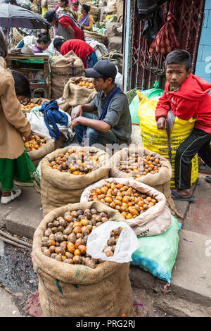 La frutta in vendita su strada, Shillong, Meghalaya, India Foto Stock