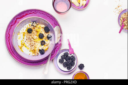 Quark con pera, semi di lino e di more Foto Stock