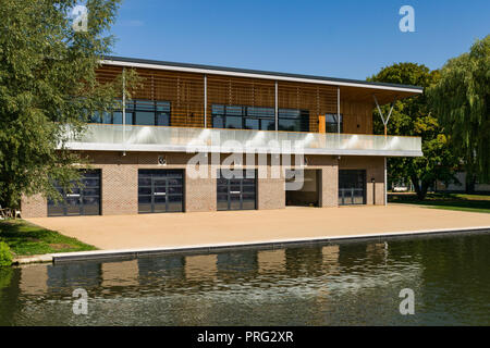 Esterno del Selwyn College Boat Club di edificio con il fiume Cam in primo piano, Cambridge, Regno Unito Foto Stock