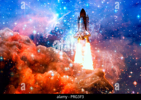Astronave nello spazio esterno. Gli elementi di questa immagine fornita dalla NASA. Foto Stock