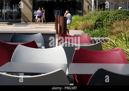 Svuotare le sedie e i tavoli a putdoor cafe Foto Stock