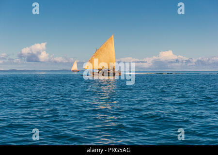 La pesca tradizionale piroga con cielo blu in Anakao, Madagascar Foto Stock