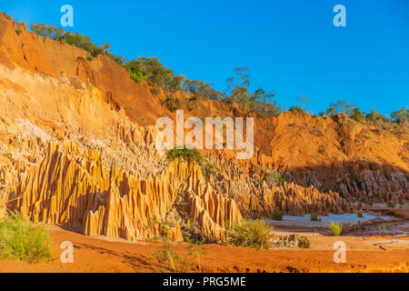 Red Tsingys sono una formazione di pietra di laterite rossa Foto Stock