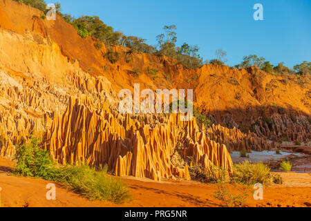 Red Tsingys sono una formazione di pietra di laterite rossa Foto Stock