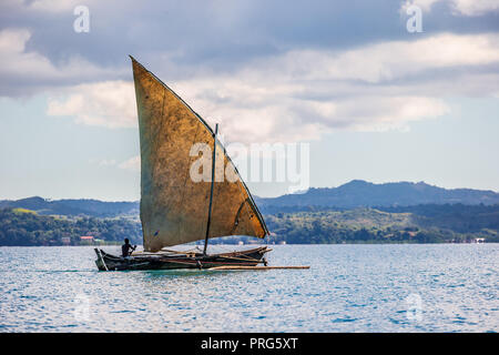 La pesca tradizionale piroga con cielo blu in Anakao, Madagascar Foto Stock