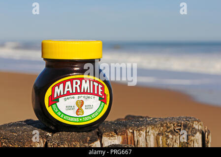 Un vasetto di marmite all'aperto su un palo di legno in riva al mare su un North Norfolk beach. Foto Stock