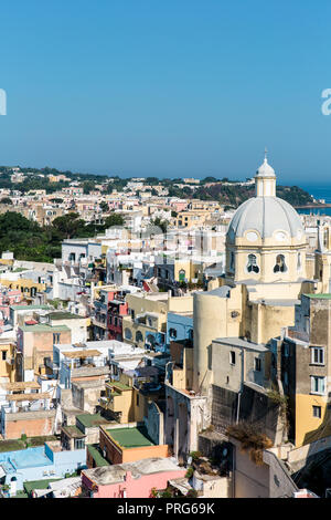 Un uomo che guarda fuori dalla sua finestra ritagliata sull isola di Procida a Napoli, Italia Foto Stock