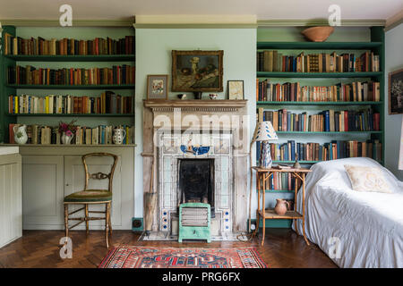 Librerie e caminetto in cottage, una volta casa di Virgina Wolfe Foto Stock