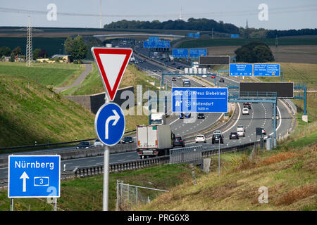 Blu segni di destinazione su autostrada tedesca vicino Biebelried Foto Stock