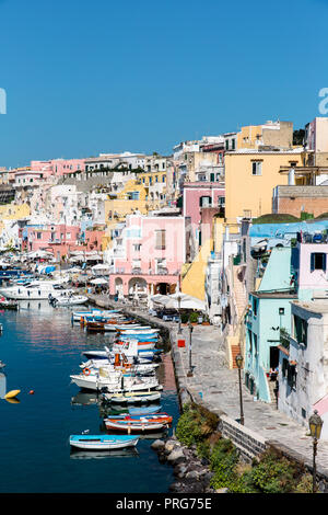 Una vista sopra la città di color pastello di Marina della Corricella sull isola di Procida e della baia di Napoli, Italia Foto Stock