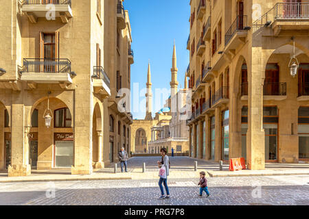 Beirut, Libano - 5 Feb 2018 - una giovane madre e un capretto a piedi nella città vecchia di Beirut, la moschea in background, cielo blu, Beirut, Libano Foto Stock