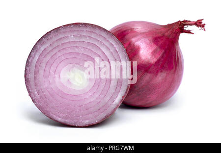 Bella fresca cipolla rossa, a fette vegetale. Vegetale o ingrediente di cottura, isolato su sfondo bianco. Closeup shot, vista dall'alto. Foto Stock