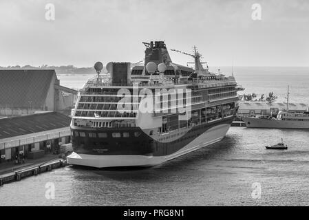 Bridgetown, Barbados - 18 dicembre 2016: la nave di crociera TUI Discovery (2017-presente: Marella scoperta) ormeggiati nel porto di Bridgetown, Barbados isola, C Foto Stock