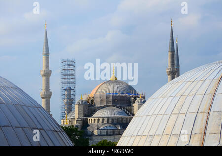 Restauro della Moschea Blu a Istanbul. Vista tra le cupole di Hagia Sophia. Foto Stock