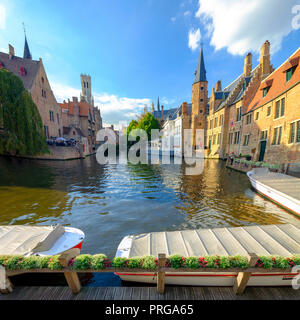 La visualizzazione classica di Brugges raffigurante la torre campanaria e la zona di Rozenhoedkaai di Brugges, Belgio Foto Stock