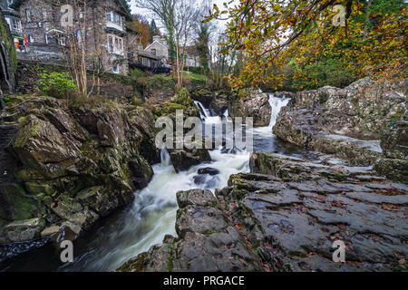 Afon (Fiume) Llugwy che scorre attraverso la città di Betws-y-coed guardando ad ovest Snowdonia National Park North Wales UK Ottobre 4136 Foto Stock