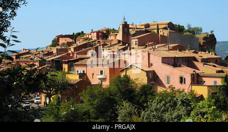 Villaggio di Roussillon nella zona di Luberon in Francia Foto Stock