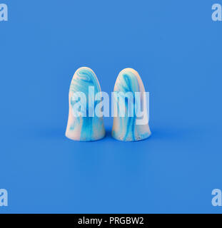 Due tappi per le orecchie su uno sfondo blu Foto Stock