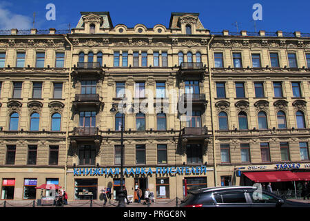 La grande facciata di uno dei tanti palazzi di Nevsky Prospekt che è la principale strada transitabile a San Pietroburgo, Russia. Foto Stock