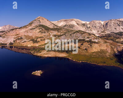 Sugarloaf Mountain e Medicine Bow picco riflette in Libby Lago in Medicine Bow National Forest in Wyoming. Foto Stock