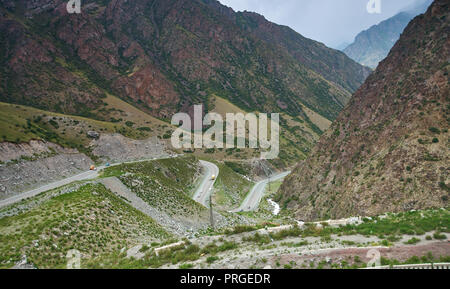 Too-Ashuu Pass , Osh-Bishkek road. 3150m. Kirghizistan Foto Stock