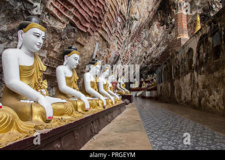 Santo la statua di San Paolo all'interno della caverna sotterranea a San Paolo Grotta, Rabat, Malta, Settembre 2016 Foto Stock