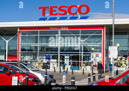 Esterno del Newmarket Road supermercato TESCO mostra parcheggio ed ingresso principale di Cambridge, Regno Unito Foto Stock