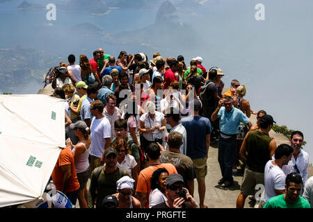 Vista dalla cima del monte Corcovado verso la montagna Sugar Loaf presi a Rio de Janeiro in Brasile il 1 febbraio 2008 Foto Stock