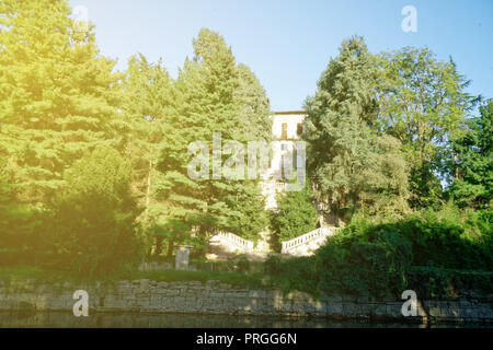 Milano, Italia - Settembre, 27, 2018: abbandonati Antica Villa nella foresta, casa con ghost concetto horror Foto Stock