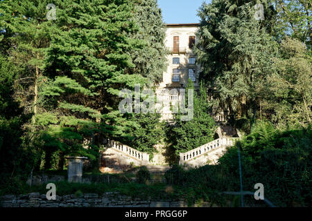 Milano, Italia - Settembre, 27, 2018: abbandonati Antica Villa nella foresta, casa con ghost concetto horror Foto Stock