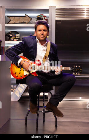 Il torneo di Wimbledon, Londra, Regno Unito. 2a celebrity chef e il presentatore TV James Martin sul set del suo spettacolo teatrale "James Martin di nuovo in strada' che sta per iniziare il suo tour del Regno Unito. La Mostra includerà dimostrazioni culinarie, banter, ospiti illustri, suonare la chitarra, premi, e James a suonare la sua chitarra Gibson. Credito: Anna Watson/Alamy Live News Foto Stock