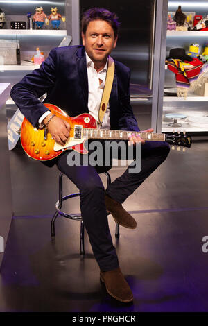 Il torneo di Wimbledon, Londra, Regno Unito. 2a celebrity chef e il presentatore TV James Martin sul set del suo spettacolo teatrale "James Martin di nuovo in strada' che sta per iniziare il suo tour del Regno Unito. La Mostra includerà dimostrazioni culinarie, banter, ospiti illustri, suonare la chitarra, premi, e James a suonare la sua chitarra Gibson. Credito: Anna Watson/Alamy Live News Foto Stock