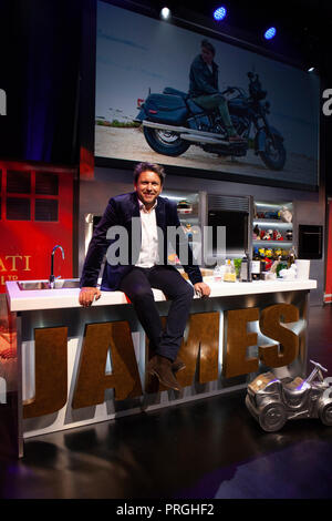 Il torneo di Wimbledon, Londra, Regno Unito. 2a celebrity chef e il presentatore TV James Martin sul set del suo spettacolo teatrale "James Martin di nuovo in strada' che sta per iniziare il suo tour del Regno Unito. La Mostra includerà dimostrazioni culinarie, banter, ospiti illustri, suonare la chitarra, premi, e James a suonare la sua chitarra Gibson. Credito: Anna Watson/Alamy Live News Foto Stock