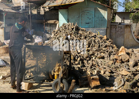 Settembre 14, 2018 - Siri nella città di Idlib tritare il legno della foresta con una motosega per la preparazione di legna da ardere per il riscaldamento. Molti siriani resort di registri per riscaldamento come con il conflitto il prezzo del gasolio è aumentato da circa $28 per circa 100 dollari al barile, accompagnato da un dieci volte di svalutazione della moneta siriana. Prima dell'insorgere del conflitto kerosene è principalmente usato per il riscaldamento durante la stagione invernale in Idlib, ma poiché il conflitto iniziato molti siriani hanno fatto ricorso per tagliare gli alberi da vicino le foreste e i boschi per stare al caldo mentre si affaccia il carburante di un aumento vertiginoso dei prezzi e fue Foto Stock