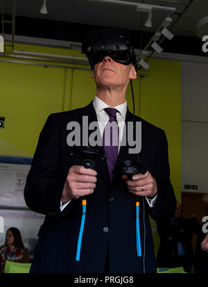 Andare via, South Queensferry, West Lothian, Regno Unito. 02,10, 2018. Pic mostra: una nuova importante risorsa educativa è stata svelata utilizzando 3D digitale sondaggi dei tre via ponti. ÊThis pionieristico di uso di tecnologie di avanguardia dal leader scozzese istituzioni del patrimonio mira a suscitare una nuova generazione di scienziati e ingegneri. Oggi la nuova gamma di giochi basati su risorse di apprendimento è stato rivelato per la prima volta dal vice Primo Ministro John Swinney su una visita a South Queensferry. Credito: Ian Jacobs/Alamy Live News Foto Stock