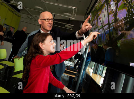 Andare via, South Queensferry, West Lothian, Regno Unito. 02,10, 2018. Pic mostra: una nuova importante risorsa educativa è stata svelata utilizzando 3D digitale sondaggi dei tre via ponti. Questo utilizzo pionieristico di tecnologie all'avanguardia dal leader scozzese istituzioni del patrimonio mira a suscitare una nuova generazione di scienziati e ingegneri. Oggi la nuova gamma di giochi basati su risorse di apprendimento è stato rivelato per la prima volta dal vice Primo Ministro John Swinney su una visita a South Queensferry. Credito: Ian Jacobs/Alamy Live News Foto Stock