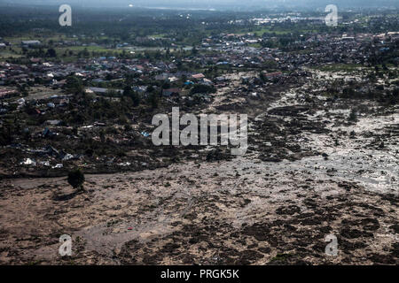 Palu, Sulawesi centrali, Indonesia. 2 Ottobre, 2018. Una vista generale visto dalla distruzione di terreni ed edifici nella zona di Palu il 2 ottobre 2018, dopo la grandezza 7.5 il terremoto e lo tsunami ha colpito la zona del 28 settembre. Il governo indonesiano il 2 ottobre detto il tributo di morte pagato un devastante terremoto tsunami-sull' isola di Sulawesi era salito a 1.550 persone, fino dal precedente conteggio di 844 è stato confermato morto sbattuto in Indonesia sulla costa dell'isola di Sulawesi, causando migliaia di case al collasso, lungo con ospedali, alberghi e centri commerciali. Credito: ZUMA Pres Foto Stock