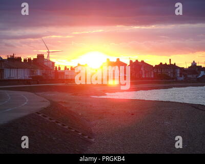 Sheerness, Kent, Regno Unito. 2 Ottobre, 2018. Regno Unito Meteo: il tramonto a Sheerness, Kent. Credito: James Bell/Alamy Live News Foto Stock