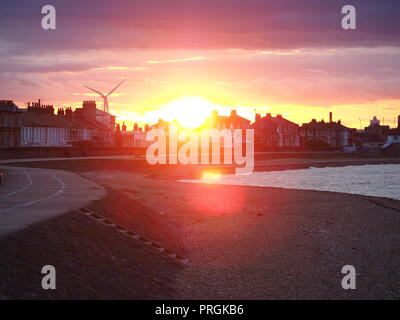 Sheerness, Kent, Regno Unito. 2 Ottobre, 2018. Regno Unito Meteo: il tramonto a Sheerness, Kent. Credito: James Bell/Alamy Live News Foto Stock